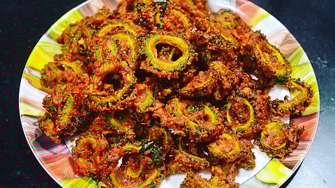 बनवा टेस्टी कुरकुरीत कारले; वाचा रेसिपी