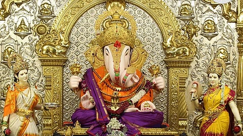 तुम्हाला दगडूशेठ हलवाई गणपतीची गोष्ट माहित आहे का? जाणून घ्या