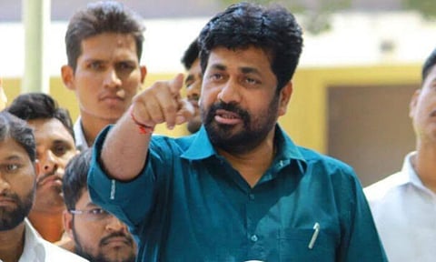 बच्चू कडूंना राग झाला अनावर अन् थेट कार्यकर्त्याच्या लगावली कानशिलात; व्हिडीओ व्हायरल