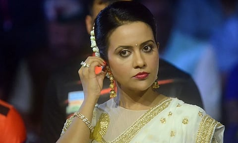 अमृता फडणवीसांना फेसबुकवरुन शिवीगाळ; ठाण्यातून घेतलं एकाला ताब्यात