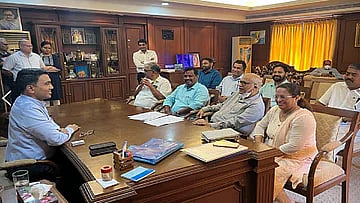 गोवा काँग्रेसमध्ये भूकंप, 8 आमदार भाजपात प्रवेश करणार