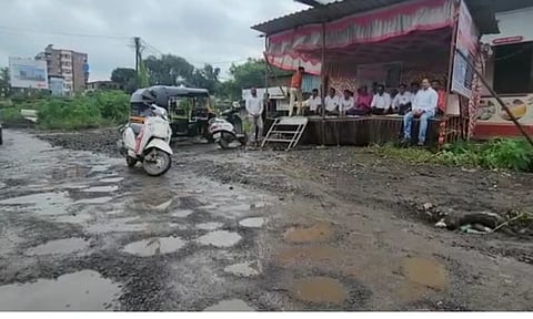 कल्याण-मुरबाड रस्त्यावरील खड्यांमुळे नागरिक त्रस्त; नागरीकांसह रिक्षा चालकांचे बेमुदत उपोषण सुरु