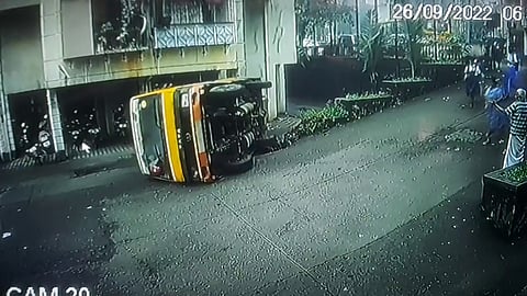 अंबरनाथमध्ये विद्यार्थ्यांची स्कुलबस उलटली; अपघात सीसीटीव्हीत कैद