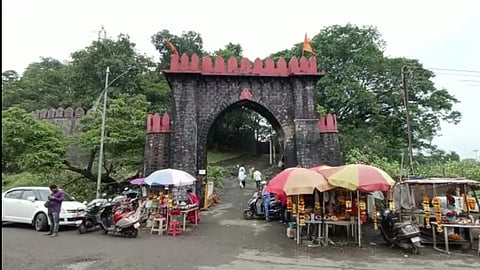 किल्ले दुर्गाडीवर नवरात्र उत्सवाचा वाद पेटणार, शिवसेना आणि शिंदे गट आमने सामने