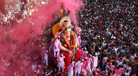 विसर्जन मिरवणुकीची धूम; मुंबईत वाहतुकीसाठी 31 रस्ते बंद