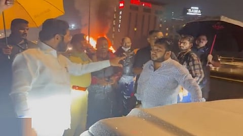 अंधेरी उड्डाणपुलावर चारचाकीला आग; भर पावसात शिंदे ताफा थांबवून खाली उतरले अन्…