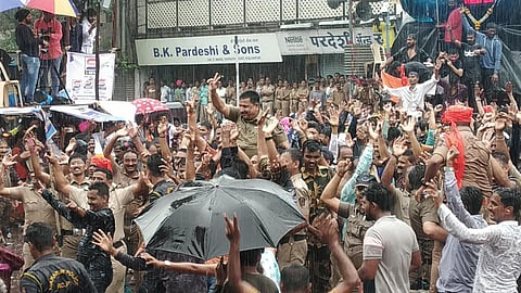 कोल्हापूर पोलिसांचा 'मै हु डॉन' गाण्यावर तुफान डान्स; पोलीस अधिकाऱ्यांना खांद्यावर घेऊन कर्मचारी नाचले