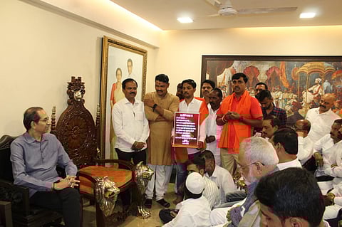 उद्धव ठाकरेंच्या मस्तकी लावण्यासाठी किल्ले प्रतापगडावरील माती शिवसैनिकांनी दिली भेट