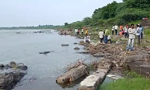 कांताई बंधाऱ्यावर मित्र-मैत्रिणींसमवेत सहलीसाठी गेलेला तरुण बुडाला