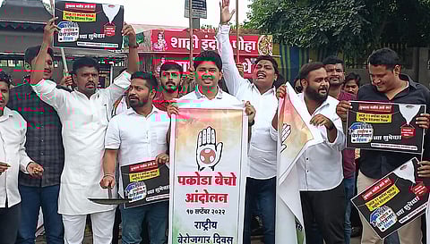 पंतप्रधान मोदींचा वाढदिवस पकोडे तळून 'बेरोजगार दिन' म्हणून साजरा; अमरावतीत युवक काँग्रेसचे आंदोलन