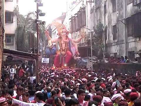 मुंबईच्या राजाचा विसर्जन मिरवणूक सोहळा सुरु