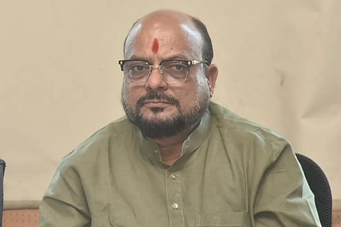 उद्धव ठाकरेंचे विश्वासू मिलिंद नार्वेकरही शिंदे गटात? गुलाबराव पाटील म्हणाले...