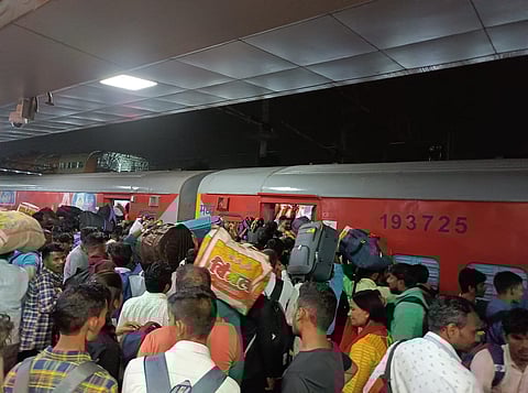 दिवाळीला गालबोट! पुणे रेल्वे स्थानकावर चेंगराचेंगरी; गुदमरून प्रवाशाचा मृत्यू