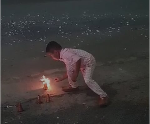 रंगीबेरंगी पाऊस पाडणारा फटाका पेटवताना झाला स्फोट; लहान मुलगा जखमी