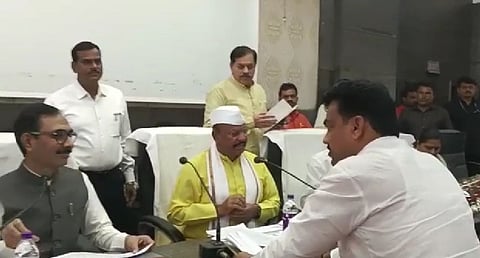 अब्दुल सत्तार व राष्ट्रवादीच्या आमदारात 'खुर्ची' वरून शाब्दिक चकमक