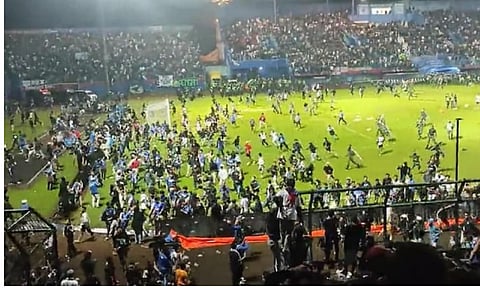 फुटबॉल सामन्यादरम्यान उफाळला हिंसाचार, 127 जणांचा मृत्यू