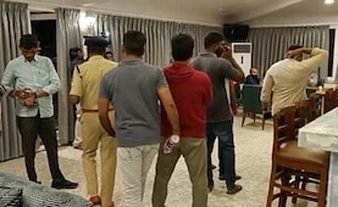 कर्नाटकात ऑपरेशन लोटस? आमदारांना ५० कोटींची ऑफर, पोलिसांची फार्महाऊसवर धाड