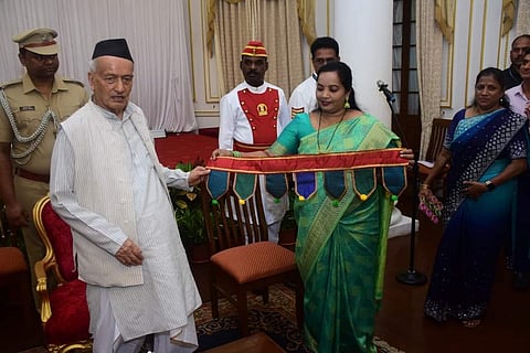 तळवडेतील महिलांनी तयार केलेल्या तोरणांनी राजभवनाची वाढली शोभा