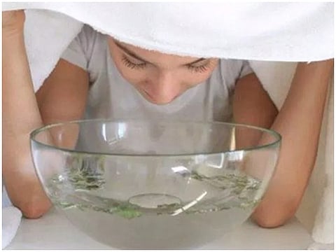 नैसर्गिक चमक मिळविण्यासाठी चेहऱ्याची स्टीम घेण्याचा हा आहे सर्वात सोपा आणि योग्य मार्ग