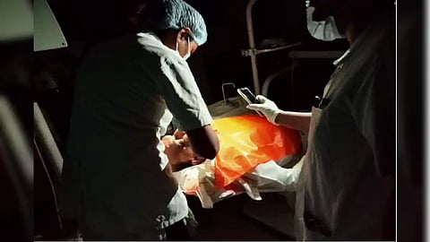 पालकमंत्र्यांची शस्त्रक्रिया सुरु असतानाच वीज गुल; मोबाईलच्या फ्लॅश लाईटमध्ये करावी लागली पूर्ण