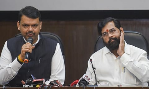 आधी माईक खेचला, नंतर चिठ्ठी आता थेट स्टेजवरच...; शिंदे-फडणवीसांचा व्हिडीओ व्हायरल