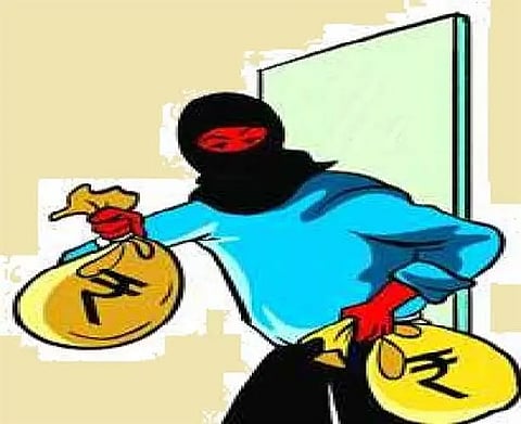 मनी हाईस्ट वेबसिरिज बघितली आणि बँक कर्मचाऱ्यानेच घातला स्वतःच्याच बँकेत दरोडा