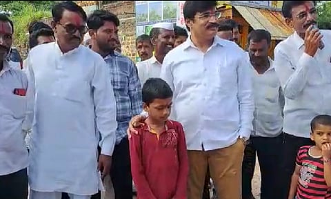 शाळेला कंपाउंड बांधा; चौथीतील विद्यार्थ्याची आमदाराकडे मागणी