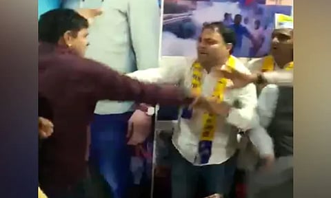 आप आमदाराला कार्यकर्त्यांकडून मारहाण; सभेतून काढावा लागला पळ