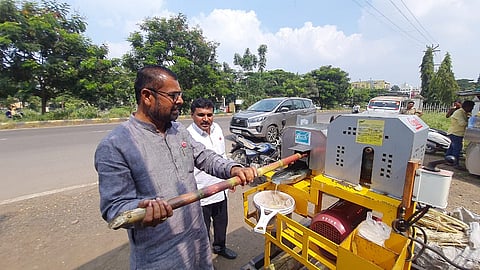 सदाभाऊ खोत यांनी रसवंतीगृहावर स्वतः काढला उसाचा रस