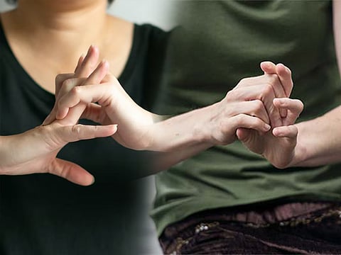 बोटे मोडल्याने आवाज का येतो माहीत आहे का? नसेल माहित तर हे वाचा आणि आजपासून बोट मोडणं बंद करा