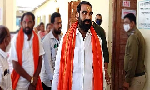 पंढरपुरातील विश्रामगृहातील चौकीदाराला संतोष बांगरांच्या कार्यकर्त्यांकडून मारहाण