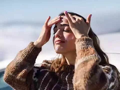 हिवाळ्यात सनस्क्रीन लावणे का महत्त्वाचे आहे याची 5 कारणे जाणून घ्या