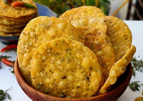 चविष्ट काहीतरी खायचे असेल तर घरीच बनवा कुरकुरीत मेथी मथरी