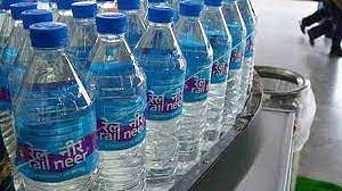 पाण्याच्या बॉटलसाठी 5 रुपये मिळवलं मात्र 50 हजार गमवले