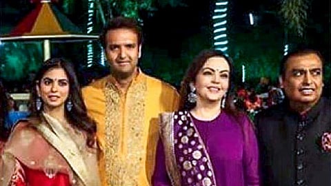 मुकेश अंबानी झाले आजोबा: मुलगी ईशाने दिला जुळ्या मुलांना जन्म