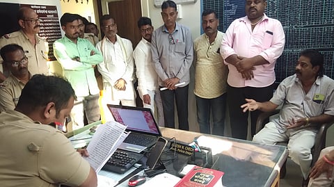 येवदा येथील ग्रामसभेत गदारोळ; सरपंच सचिव चोर असल्याच्या घोषणांनी दणाणले सभागृह