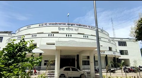 वर्धा जिल्हा परिषद कार्यलयात रात्री उशिरापर्यंत पतीराज्यांच्या ठिय्या