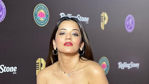 भोजपुरी अभिनेत्री मोनालिसाने ऑफ शोल्डर ड्रेस घालून दिली अशी बोल्ड पोज, चाहत्यांची मनं धडकली!