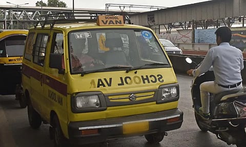 धक्कादायक! उड्डाणपुलावर स्कूल व्हॅनचे चाक निखळले; थोडक्यात बचावले विद्यार्थी
