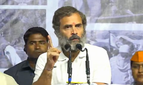 शेतकऱ्यांच्या श्रद्धांजली कार्यक्रमात विरोधकांनी फोडले फटाके; राहुल गांधी संतापले