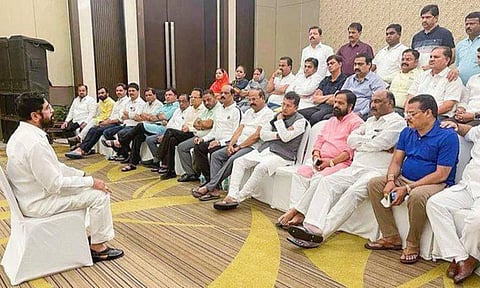 शिंदे गटाचा गुवाहाटी दौऱ्याचा मुहूर्त ठरला; 100 पेक्षा अधिक रूम बुक