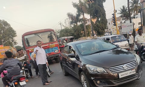 ...अन् थेट माजी नगराध्यक्षांनी रस्त्यावर उतरत सुरळीत केली वाहन व्यवस्था