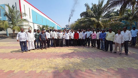 सांगली जिल्ह्यातील उस आंदोलनाची तीव्रता वाढली अनेक ठिकाणी ऊस तोडी रोखल्या तर कारखाने बंद पाडले