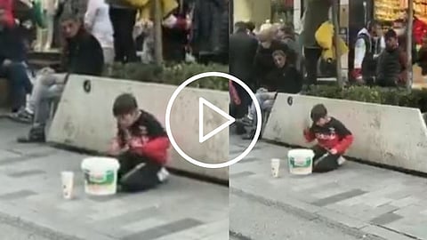 Viral Video: रस्त्यावर बसून मुलाने दाखवले असे टॅलेंट, पाहण्यासाठी जमली गर्दी