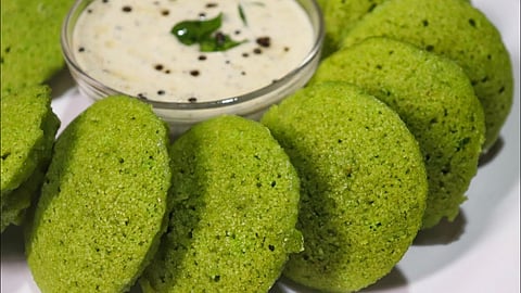 जर तुम्हाला नाश्त्यात हेल्दी आणि चविष्ट काहीतरी बनवायचे असेल तर ही पालक इडली रेसिपी करुन पाहा