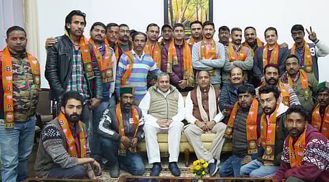 हिमाचल प्रदेशमध्ये काँग्रेसला मोठा धक्का, २६ नेत्यांनी राजीनामा देत केला भाजपात प्रवेश!