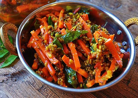 गाजराचे लोणचे पचनक्रिया निरोगी ठेवते, घरीच बनवा या सोप्या पद्धतीने