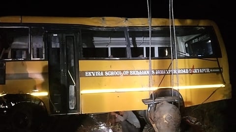 Wardha : वऱ्हाड घेऊन जाणाऱ्या स्कुल बसचा अपघात, 10 जण जखमी