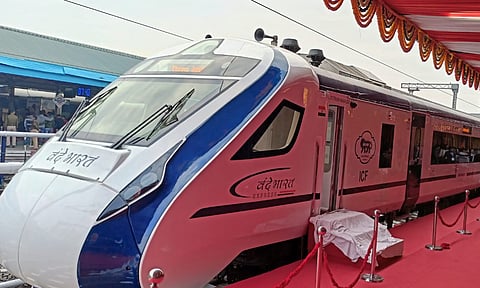 विमान प्रवासाचा अनुभव देणारी 'वंदे भारत एक्सप्रेस’ आहे फारच खास; जाणून घ्या याबद्दल