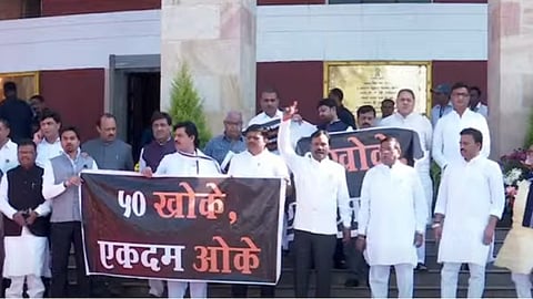 अधिवेशनाआधी विरोधकांच्या '50 खोके एकदम ओके'च्या घोषणा; तर रोहित पवार अन् मिटकरींची अनोखी गांधीगिरी
